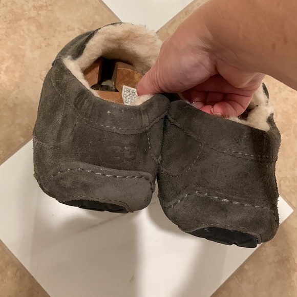 UGG suede sheepskin Ascot slippers 13 EUC - Picture 3 of 9